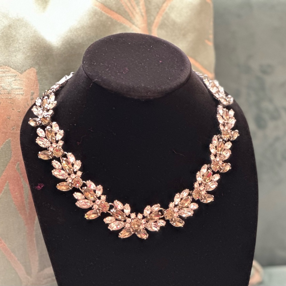 Stunning Ann Taylor Crystal Necklace in clear/dusk stones that reflect color
